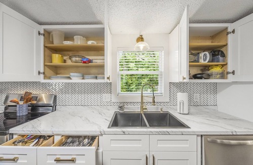 Milledgeville House | Newly Renovated with hot tub/fire table/paddleboards! Privacy at Hidden Cove!