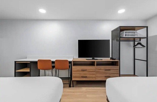 Newnan Hotel | Newnan Stay | Pet-Friendly, Free Parking | 0.5 Mi from Barnes & Noble