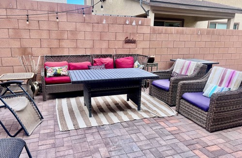 Rhodes Ranch House | Nicely decorated home with 5 bedrooms and 4 baths. Two en-suite baths!