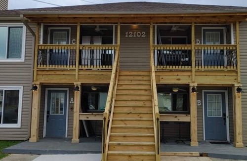 Huntsville Apartment | No chores!/6 guests/⬆️stairs/🦮🐈/WI-FI/24x24 rainshower head
