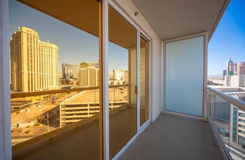 Winchester House | No Resort Fee Strip View Balcony+ Free Valet+ Pool