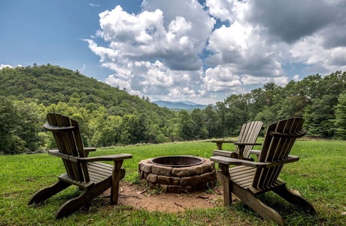 Spruce Pine Cabin | North Carolina Cabin with Spectacular Views of the Mountains, Perfect for an Outdoor-Adventure Vacation in Spruce Pine