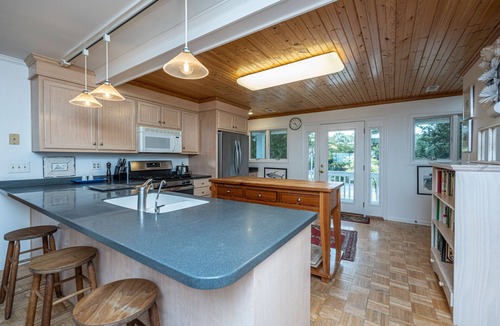 Edisto Island House | Oceanfront on the St. Helena Sound; Expansive Beach & Ocean Views; Screened Porch; Cable TV/WiFi