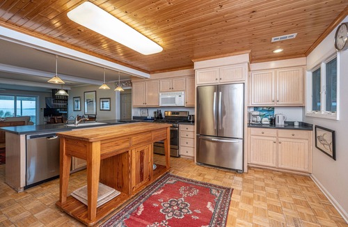 Edisto Island House | Oceanfront on the St. Helena Sound; Expansive Beach & Ocean Views; Screened Porch; Cable TV/WiFi
