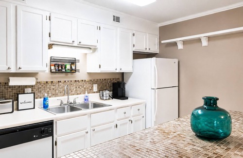 Hattiesburg House | OG Bungalow C in peaceful Hattiesburg - Queen bed, full living space & kitchen