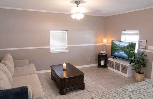 Hattiesburg House | OG Bungalow C in peaceful Hattiesburg - Queen bed, full living space & kitchen