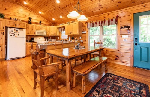 Hemphill Heights Cabin | On Mountain Time -Secluded 2BR, 2BA Log Cabin, HT