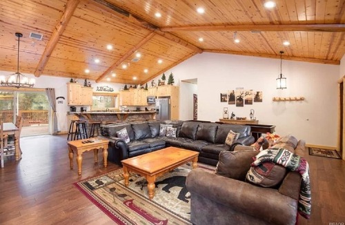 Fox Farm House | OSO CABIN * Hot Tub * Shuffleboard * BBQ * Open Floor Plan