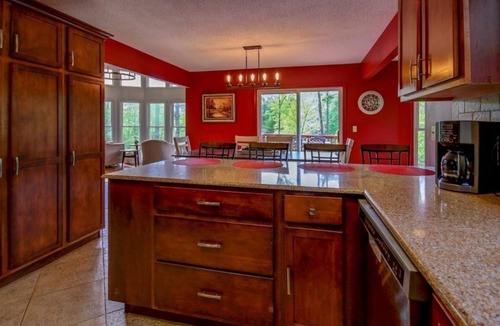 Mars Hill House | Owl’s Nest Treetop Oasis - 25 to AVL, 25 to Hatley Pointe Ski Resort