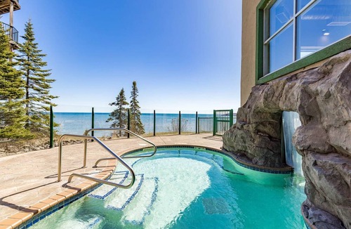 Two Harbors House | Panoramic Lake Views | King Studio w/Whirlpool