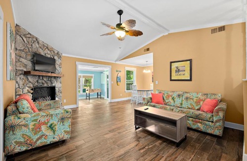 St. Augustine House | Parrot Head