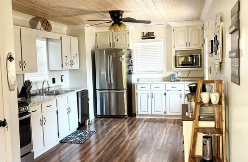 Eatonton House | Peaceful Cottage with Fishing Dock, Kayaks. Discounted Jet Ski Rentals with Stay
