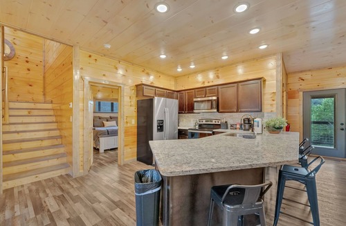 Sevierville Cabin | Peaceful/Indoor-Pool/Wrap-Around-Decks/6BR/Sleeps20