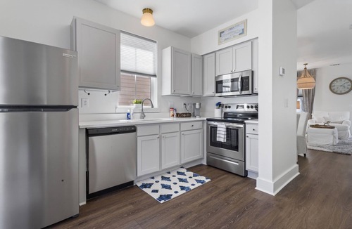Ocean Springs Cottage | Pelican Cove Cottage. Downtown. Golf Cart included!