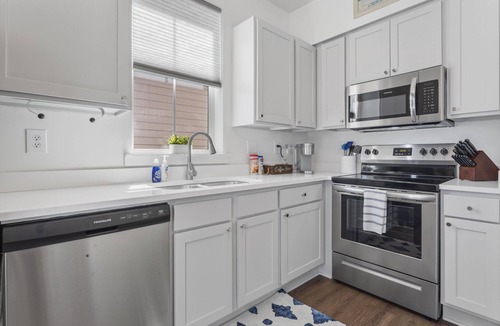 Ocean Springs Cottage | Pelican Cove Cottage. Downtown. Golf Cart included!