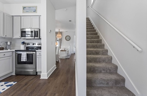 Ocean Springs Cottage | Pelican Cove Cottage. Downtown. Golf Cart included!