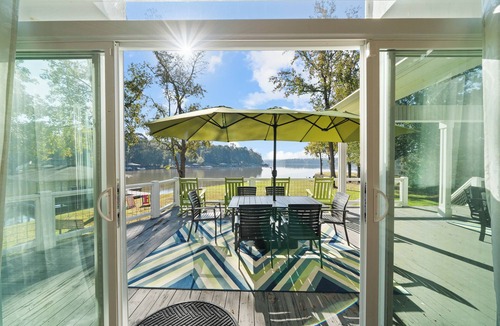 Eatonton House | Peninsula on Lake Sinclair, Sleeps 6, Kayaks+More!