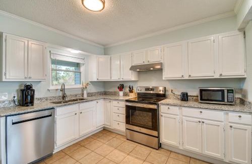Siguenza Cove House | Pensacola Townhome with Shared Yard about 3 Mi to Gulf!
