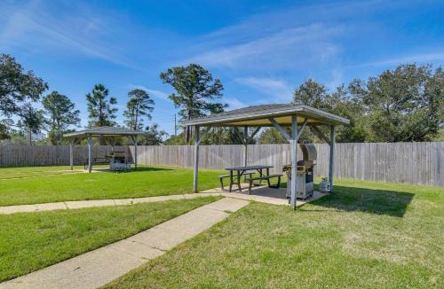 Siguenza Cove House | Pensacola Townhome with Shared Yard about 3 Mi to Gulf!