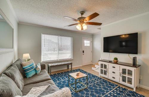Siguenza Cove House | Pensacola Townhome with Shared Yard about 3 Mi to Gulf!