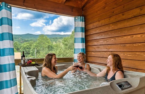 White Oak Lodge Cabin | Perfect for Girls Trips! 4 Suites & Amazing Pool!