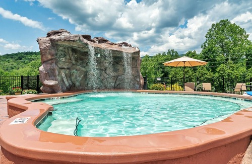 White Oak Lodge Cabin | Perfect for Girls Trips! 4 Suites & Amazing Pool!