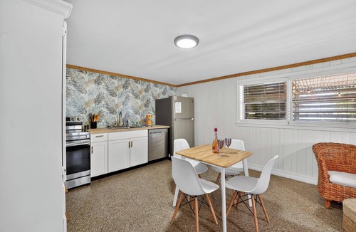 Laguna Beach Apartment | Perfect for traveling medical professionals, this coastal retreat is ideally located near the hospital and just one block from the beach 🌊 Unwind after long shifts in a calm, comfortable space filled with fresh ocean air and easy coastal relaxation