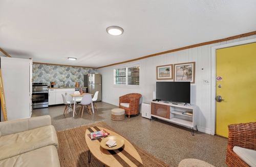 Laguna Beach Apartment | Perfect for traveling medical professionals, this coastal retreat is ideally located near the hospital and just one block from the beach 🌊 Unwind after long shifts in a calm, comfortable space filled with fresh ocean air and easy coastal relaxation