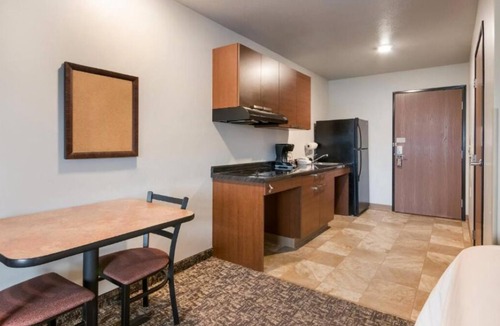 Lithia Springs Hotel | Pet-Friendly 2-Room Suite Near Georgia Dome w/Kitchen & Free WiFi