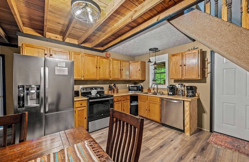 Sevierville Cabin | Pet-friendly 3BD Cabin w/HOT TUB! FirePit +Arcade