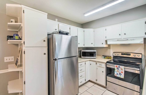 Country Club Estates House | Pet-Friendly Brunswick Retreat w/Gas Grill!
