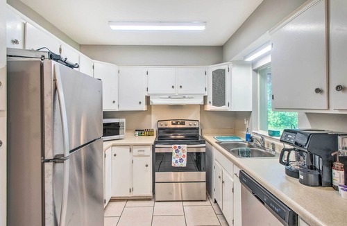 Country Club Estates House | Pet-Friendly Brunswick Retreat w/Gas Grill!