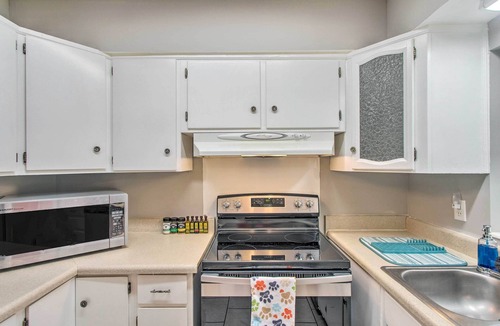 Country Club Estates House | Pet-Friendly Brunswick Retreat w/Gas Grill!