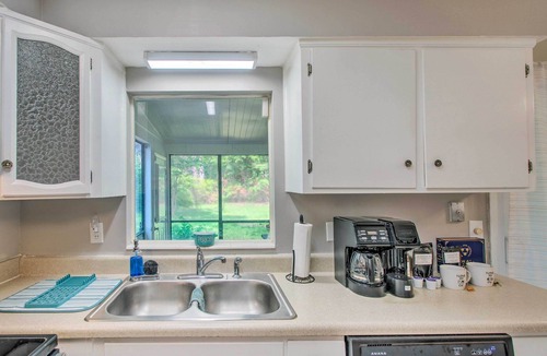 Country Club Estates House | Pet-Friendly Brunswick Retreat w/Gas Grill!