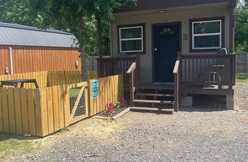 Plainview Cabin | Pet friendly cabin in quiet Plainview with WiFi, AC