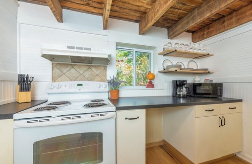 Mars Hill Cottage | Pet-Friendly Fenced Yard, Walk to MHU & Town, Save on Extended Stays