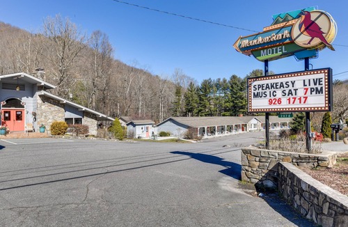 Maggie Valley Apartment | Pet-Friendly Maggie Valley Retreat w/Fire Pit