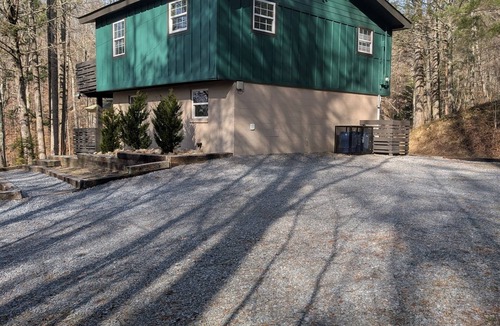 Sevierville House | *Pet Friendly* Peaceful 3 bd w hot tub, fire pit, games