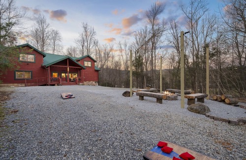 Cosby Cabin | Pet friendly! Private heated pool! Theatre!