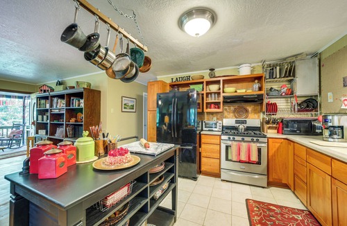 Sylva House | Pet-Friendly Retreat w/Mtn Views in Sylva!