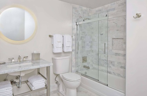 Midtown Hotel | Pet-Friendly Stay + Full Kitchen. Rooftop Gym