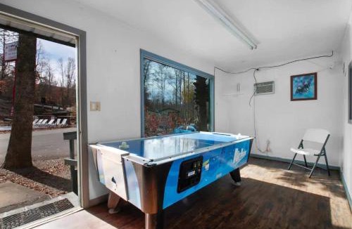 Gatlinburg Resort | Pet Friendly Studio Cabin in Gatlinburg