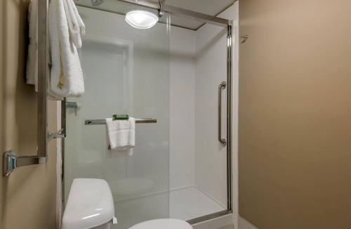 Jekyll Island Hotel | Pet-Friendly Suite Near Beach – Ideal for Families | Pool, Parking, Breakfast