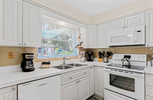 Independence Square House | PET FRIENDLY 2 bedroom Villa - Four Winds North East -Downtown IRB
