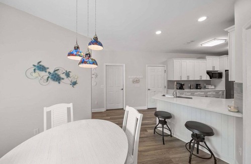 Sunnyside House | Pet-friendly | 4BR with Private Pool, Golf Cart + Bikes