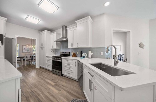 Sunnyside House | Pet-friendly | 4BR with Private Pool, Golf Cart + Bikes