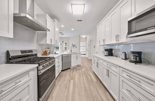 Sunnyside House | Pet-friendly | 4BR with Private Pool, Golf Cart + Bikes