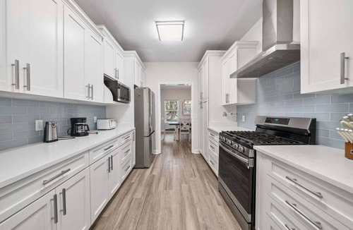 Sunnyside House | Pet-friendly | 4BR with Private Pool, Golf Cart + Bikes