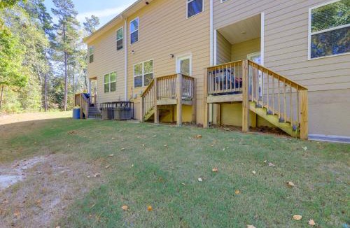 Riverdale House | Pets Welcome! Family Townhome w/Yard in Atlanta