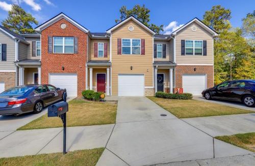 Riverdale House | Pets Welcome! Family Townhome w/Yard in Atlanta